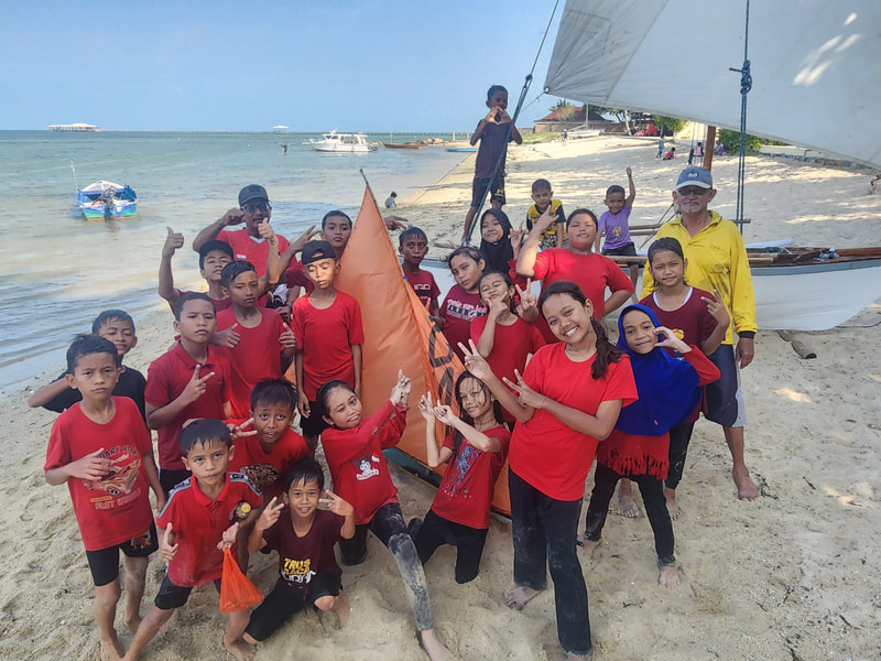 Kids from the youth program with their training jong, the day before the race